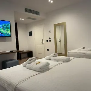 The Queen's Lion Premium Saranda